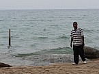 Bild: Dr. Leonidas Ndayisaba am Ufer des Tanganjikasee