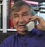 Bild: Ari Rath beim Telefonieren 1999